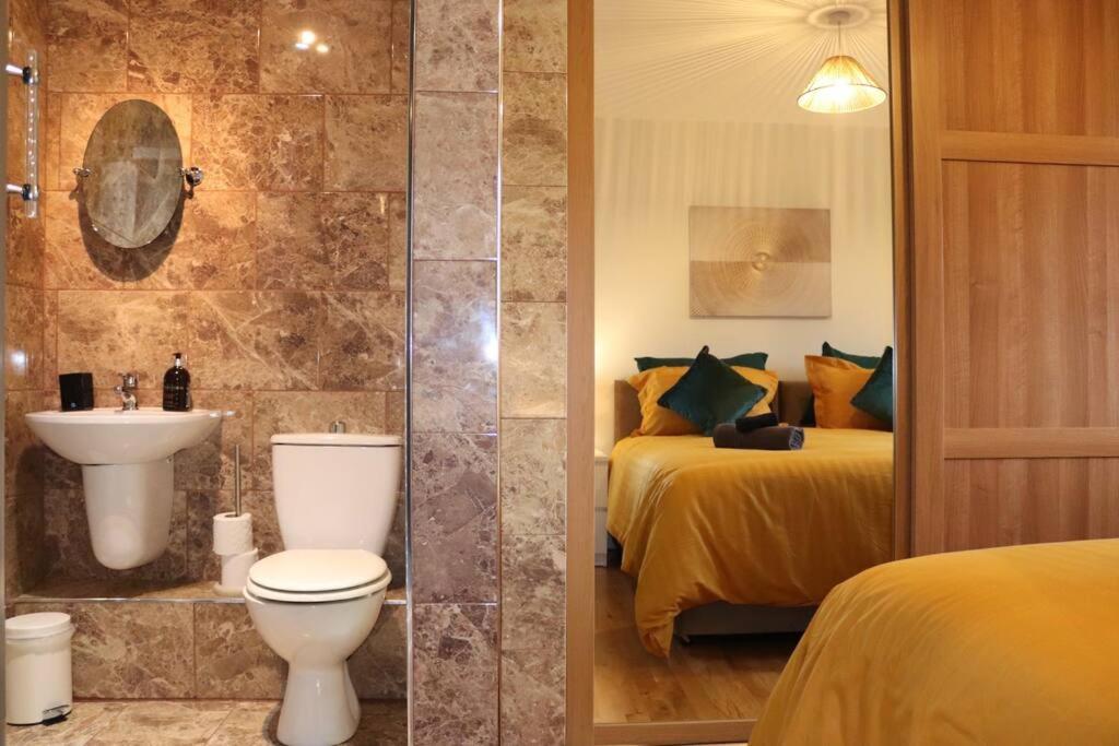 Cosy 3 Bedroom 2 Bathroom House With Parking Sheldon  Eksteriør bilde